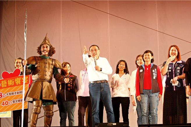 「2024新北童樂節-揪你童在一起」活動30日晚間由紙風車劇團演出唐吉軻德冒險故事「銀河天馬」，新北市長侯友宜（前排中）現場宣布，新北市送給新北兒童3＋1大禮。（張鎧乙攝）