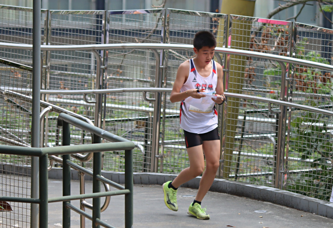 年僅13歲的卓佳賞拿下第16屆全國中等學校定向越野錦標賽暨全國排名賽男子菁英組的冠軍。（定向越野協會提供）