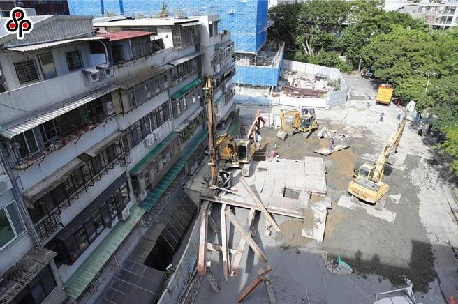 基泰大直倾斜地点的东侧及南侧住宅，近日启动公办都更程序，不过民进党台北市议员陈怡君指出，都更后坪数差异大，且新大楼的停车位要近340万元，造成损邻户负担过重。（本报资料照片）