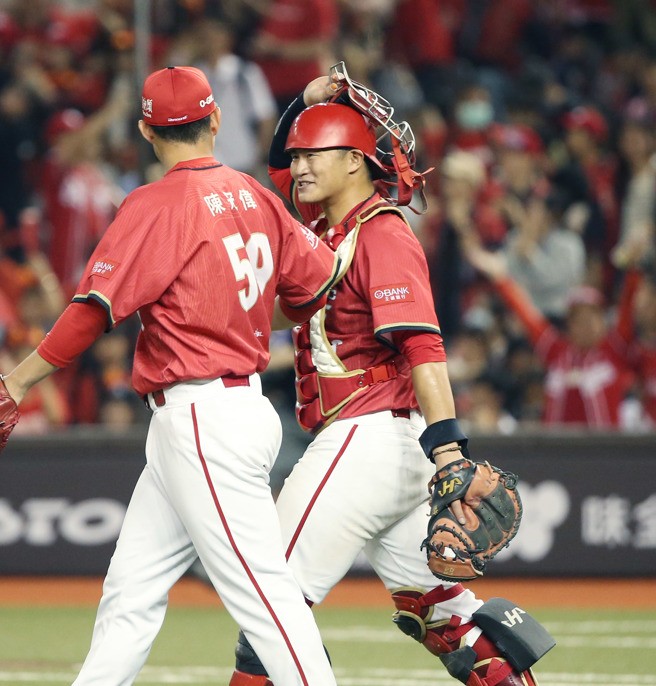 味全龍捕手蔣少宏（右）。（姚志平攝）