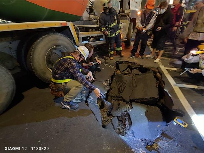新北市新店區中興路段今（30）日下午發生水泥預拌車開過後道路突下陷的意外，新北工務局稍早透露經開挖調查，初步研判是道路下水溝溝底老舊破損造成道路塌陷。（新北市工務局提供）