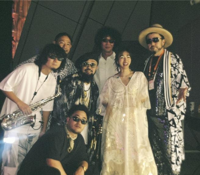 满岛光（右二）30日登上大港开唱「女神龙」舞台演出，吸引大批乐迷支持。（摘自满岛光IG）