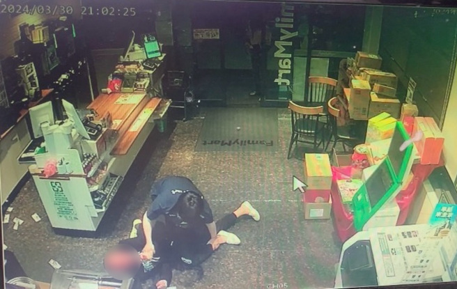 店员与歹徒扭打。（监视器画面警方提供）