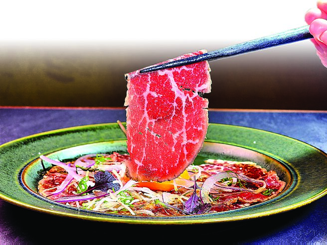 〈炙烧牛菲力佐生蛋黄〉的菲力牛肉片得很薄，吃时可沾附蛋液，增加滑润口感。 图／姚舜
