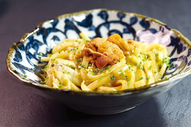 〈海胆乌龙麵〉除用海胆酱汁提味，麵上并铺了北海道海胆，非常吸引人。 图／姚舜