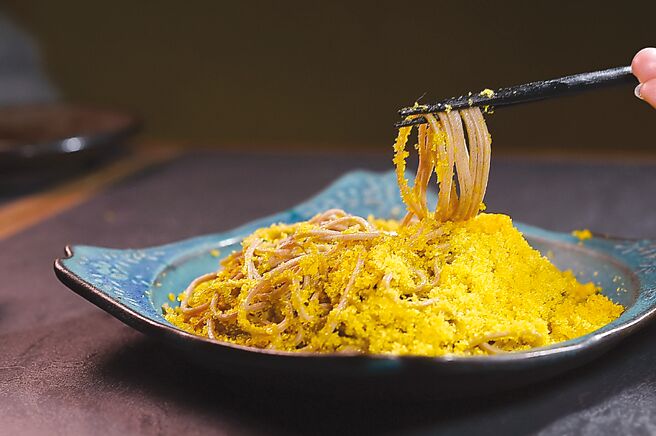 〈乌鱼子荞麦麵〉在口感爽滑弹Q的荞麦麵上，铺满了现刨乌鱼子粉，咸鲜香味、华丽升级。 图／姚舜