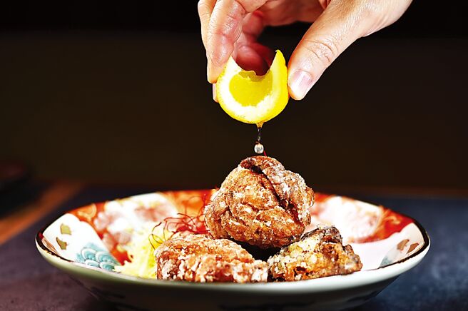 〈唐扬鸡佐芥末美乃滋〉是以黑羽鸡腿肉，腌渍赋味、切块、上粉、油炸，口感柔嫩并带汁，好吃极了。图／姚舜