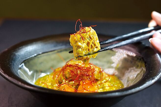 〈牛肚味噌煮〉的牛肚经长时间慢煮，口感非常温柔。用信州白味噌和以大量蔬菜与柴鱼熬煮的味噌酱，并加了切碎的豆腐使口感更滑润。图／姚舜