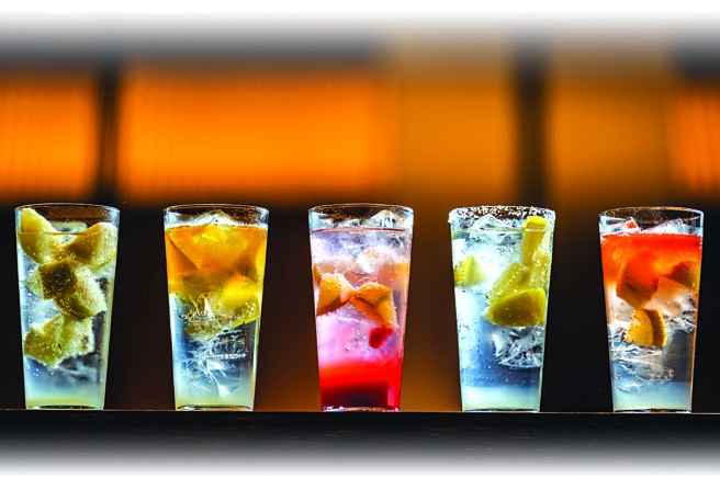 〈柠檬沙瓦〉是日本居酒屋必备饮品，〈inari 现代居酒屋〉内有各种不同口味的柠檬沙瓦供客人选择。图／inari 现代居酒屋