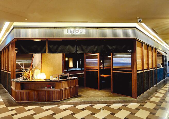 开在台北信义区新光三越A9馆6楼的〈inari 现代居酒屋〉，装潢设计调性带有几分復古氛围。图／姚舜