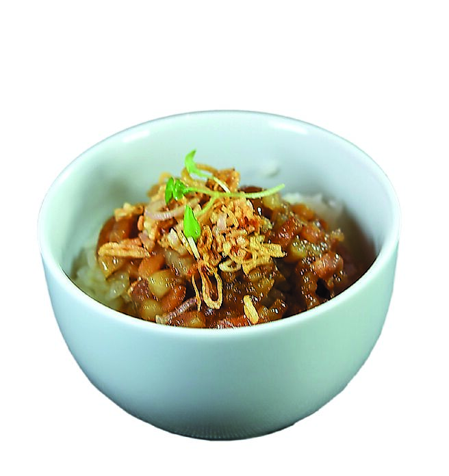 隱藏版菜式〈手切鐵板滷肉飯〉，以豬五花、豬皮切小塊炒至煸出豬油並釋出香氣，依序加入米酒、冰糖、油蔥酥等拌炒燜煮成肉燥，再淋於飯上。圖／姚舜