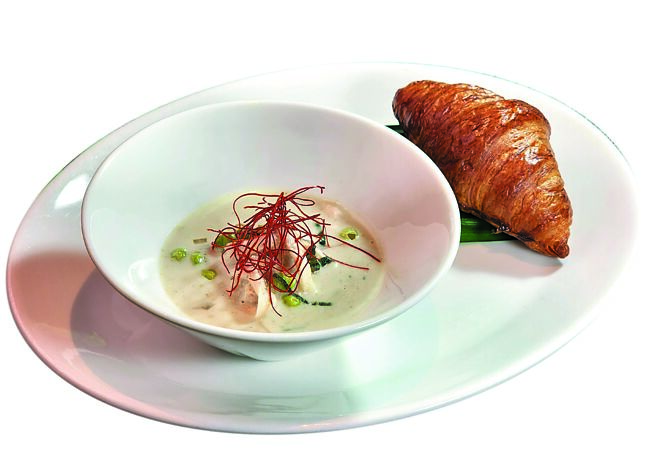 〈D+ by DOMANI〉的春季套餐第一道菜〈法式可頌．綠咖哩〉的綠咖哩，主食材是雞絲與甜豆。圖／姚舜