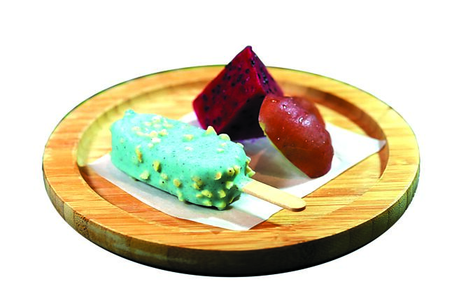 〈D+ by DOMANI〉春季套餐甜點是〈義式蝶豆花冰淇淋〉搭配季節水果。圖／姚舜