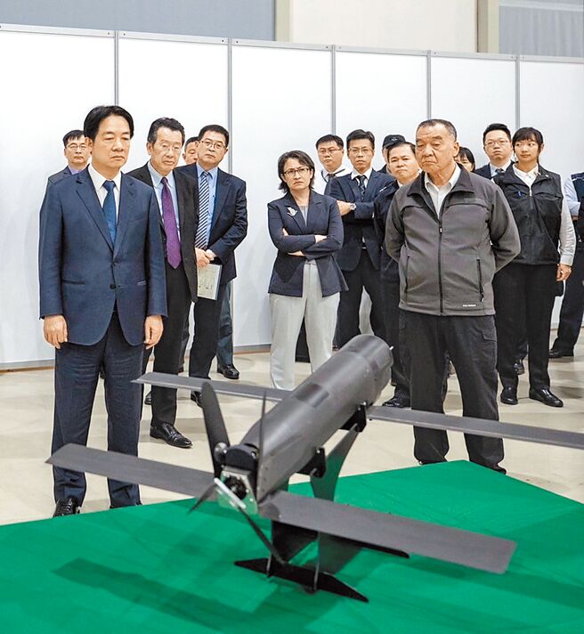 准正副总统赖清德（前排左）、萧美琴（后排中）由国防部长暨中科院董事长邱国正（前排右）、国安会秘书长顾立雄（后排左）等人陪同，29日访视国家中山科学研究院。（总统府提供）