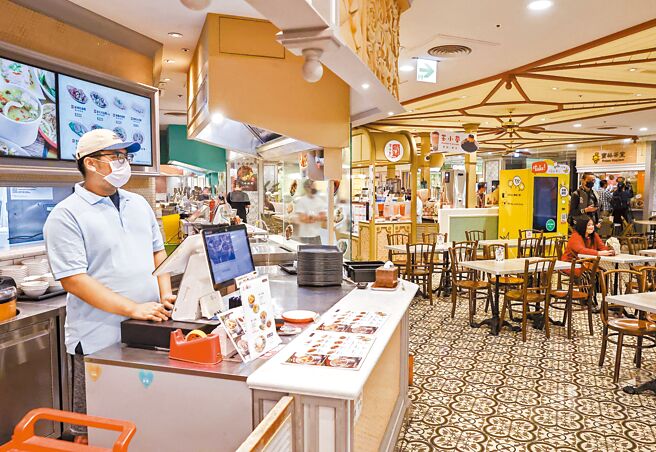 宝林茶室食安风暴延烧，事发地所在的远东百货A13美食街，所有工作人员都格外小心谨慎。（罗永铭摄）