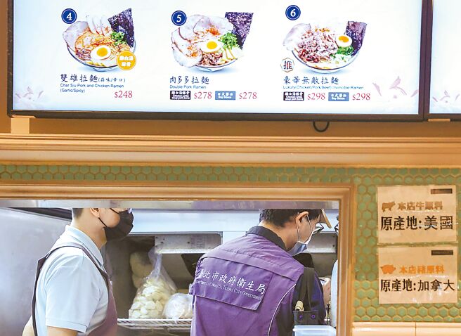 宝林茶室食安风暴延烧，台北市食安官29日率台北市政府卫生局、法务局稽查远东百货A13美食街，随行的消保官分别稽查其他店家食材。（罗永铭摄）