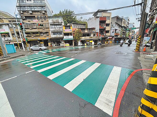 基隆市「行人友善」政策，截至3月止完成綠斑馬線畫設共134處。（基隆市交通處提供／徐佑昇基隆傳真）