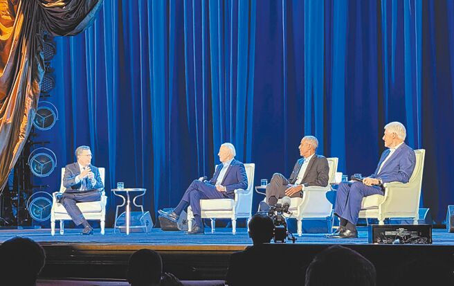 美国总统拜登（左二）28日与前任总统欧巴马（右二）及柯林顿（右），一起出席募款造势大会，为民主党募集超过2500万美元的竞选经费。（摘自@harryjsisson社群媒体X）