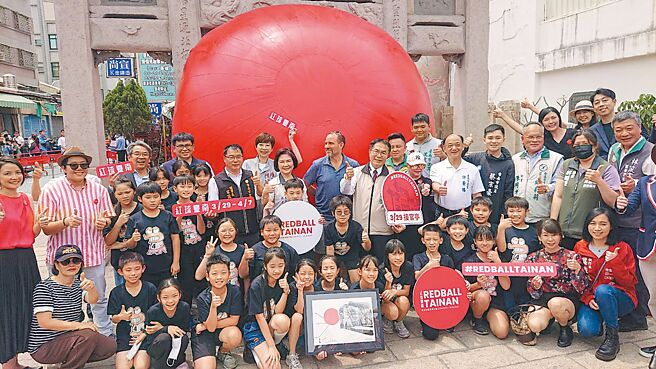 台南市长黄伟哲（第二排中间黄衣者）与美国艺术家Kurt Perschke（后排中间蓝衣者）一起出席红球计画开幕活动。（程炳璋摄）