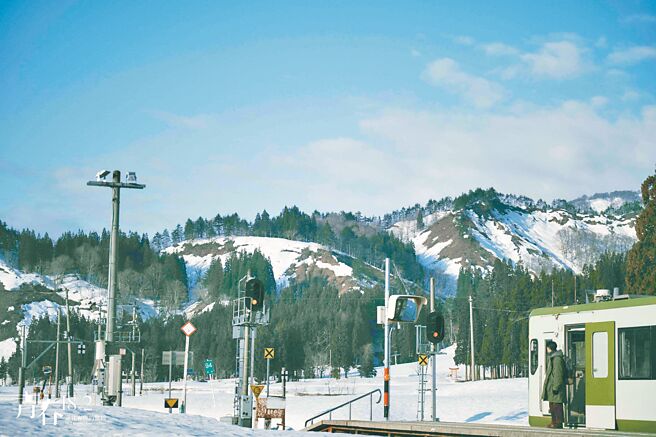 电影中Jimmy搭乘有「世界最浪漫铁道」之称的只见线，前往Ami的家乡「只见车站」。（翻滚吧男孩电影有限公司提供）