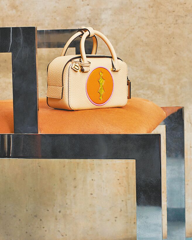 由藝術家Kasper Bosmans創作的《共生》作品，左右兩幅都有各自分別的意象呈現，如人與狼、海星與海藻、巨木與落雷等對立共生關係。（Delvaux提供）