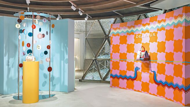 左為藝術家打造的蜥蜴之眼裝置，右為象徵銜尾蛇的輸出作品。（Delvaux提供）