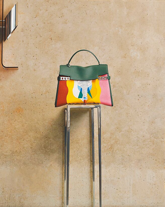 Delvaux今年話題新作Tempete XL Chimera彩色織綿包，台灣僅引進一只，價格店洽。（Delvaux提供）