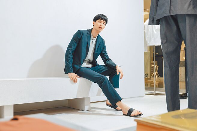 科技棉布料的質感，摸過就能理解為何本季圍繞著「紙」的文化而生。（peter wu提供）