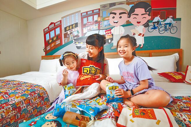「可乐果主题房」打造童趣復古氛围，入住还有仿真抱枕可以抱。（福容大饭店花莲店提供）