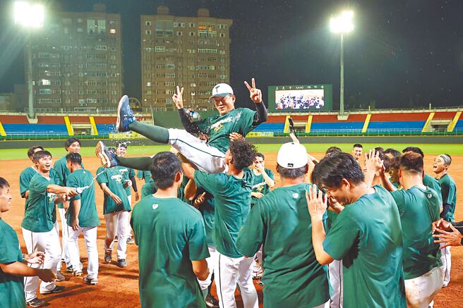 台钢雄鹰加入一军赛场，执教中职991胜的台钢雄鹰总教练洪一中将挑战千胜里程碑。图为台钢雄鹰2023年拿下二军总冠军，赛后球员抛起洪一中庆祝。（台钢雄鹰提供）