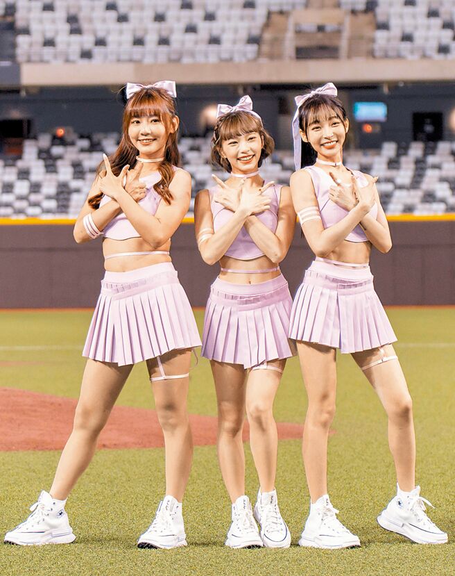 味全龙从「乐天女孩」中挖来林襄当「小龙女」，图为味全龙啦啦队小映（左起）、李芷霖、林襄。（吴松翰摄）