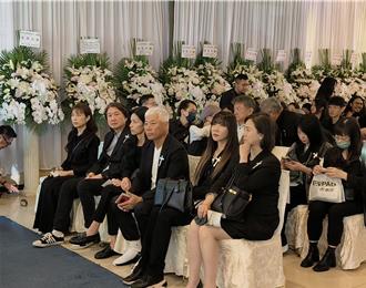 直擊／金瑞瑤送別何厚華最後一程  哽咽淚喊「措手不及」