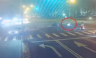 擦撞BMW！騎士雷殘向前噴飛 竟起身拔腿「快溜」