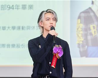 林宥嘉獲頒傑出校友 返校重現20年前組團模樣