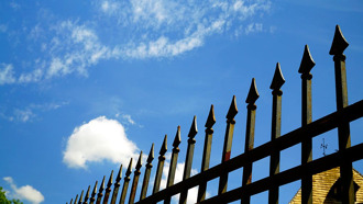 學生翻牆失足 手臂被欄杆刺穿 慘變「人肉串燒」