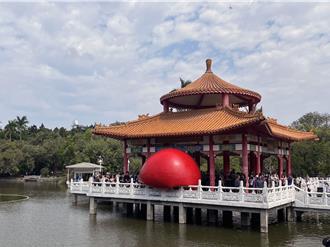 紅球第3天移展台南公園念慈亭 文化局：每天吸客4000人