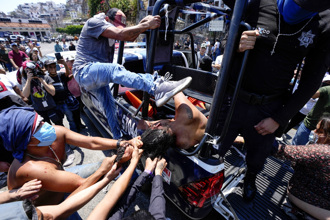 影》女童遭性侵殺害犯眾怒 居民「警察面前」活活打死嫌犯