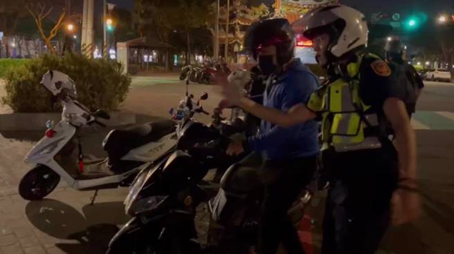 警方攔查噪音車輛。（翻攝畫面）