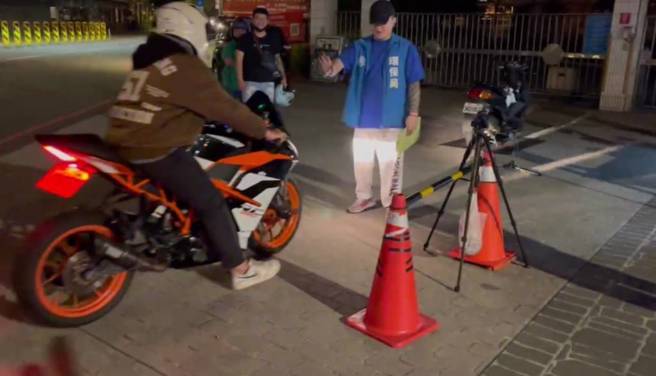 警方會同環保局及監理單位稽查噪音車輛。（翻攝畫面）