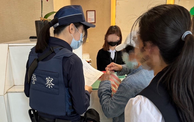 警方与银行元联手劝说，帮郑姓妇人保住血汗钱。（翻摄画面）