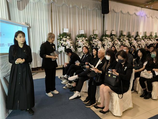 周治平、巫啟賢等眾好友們一早就抵達會場送好友最後一程。（尤嬿妮攝）