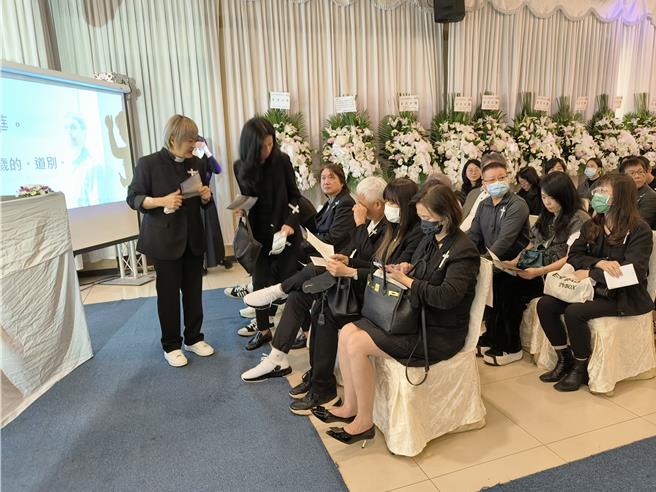 周治平、巫啟賢等眾好友們一早就抵達會場送好友最後一程。（尤嬿妮攝）