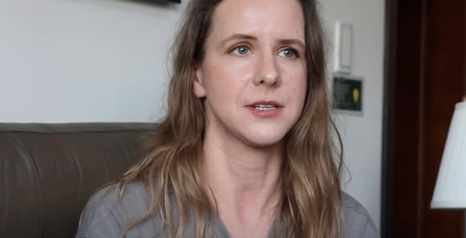 烏克蘭媽媽分享在台灣帶發燒的女兒到附近的診所看醫生的經過。（圖／翻攝自不要鬧工作室YouTube）