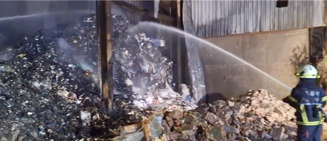 废弃物场发生火警，消防局人员到场抢救，这也是近期冈山第二起废弃物场火警。（翻摄照片／林瑞益高雄传真）