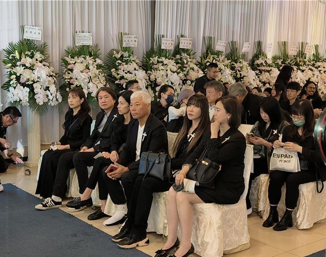 翁虹（右起）、金瑞瑶、巫启贤、巫启贤夫人、周治平及周子寒到场送别何厚华。（尤嬿妮摄）