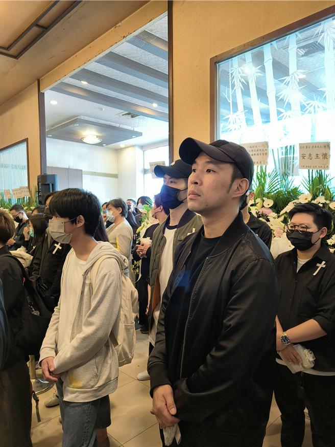 陈威全赶赴现场送何厚华最后一程。（尤嬿妮摄）