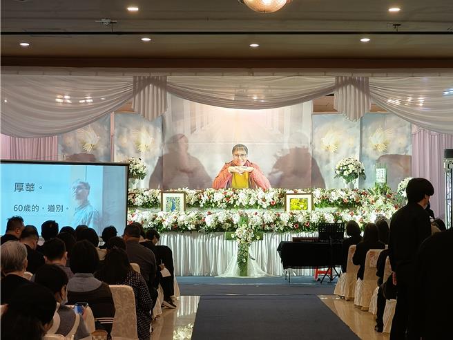 何厚华的家属31日为他在中坜进行告别式公祭。（尤嬿妮摄）