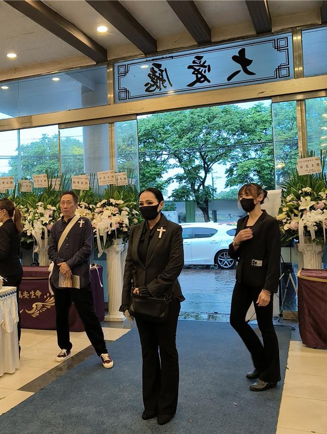 潘越雲到場送別好友。（尤嬿妮攝）