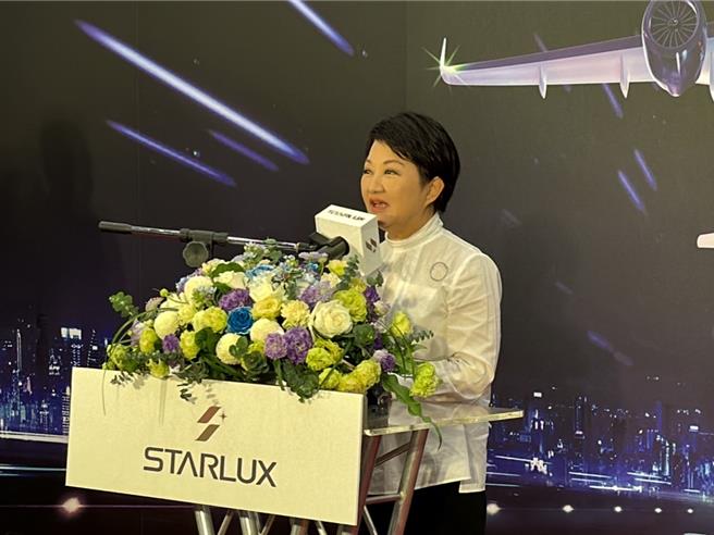 台中市長盧秀燕31日上午7點多赴台中國際機場出席星宇航空首航剪綵，她並表示，台中機場目前已有12條航線，恢復疫情前9成。今年7月，台灣虎航也將新增台中到日本東京、名古屋以及韓國釜山等3條航線，將超過疫情前水準。（潘虹恩攝）