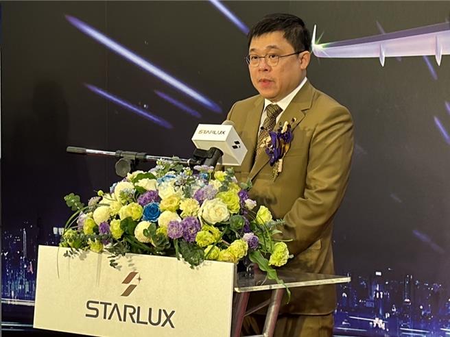 星宇航空台中航線31日正式啟航，上午7點多於台中國際機場舉辦首航剪綵，董事長張國煒說，目前桃園機場與高雄小港機場運能飽和，相信這將是台中機場發展成國際級航空站的機會，盼搶奪先機來台中落地深耕。（潘虹恩攝）